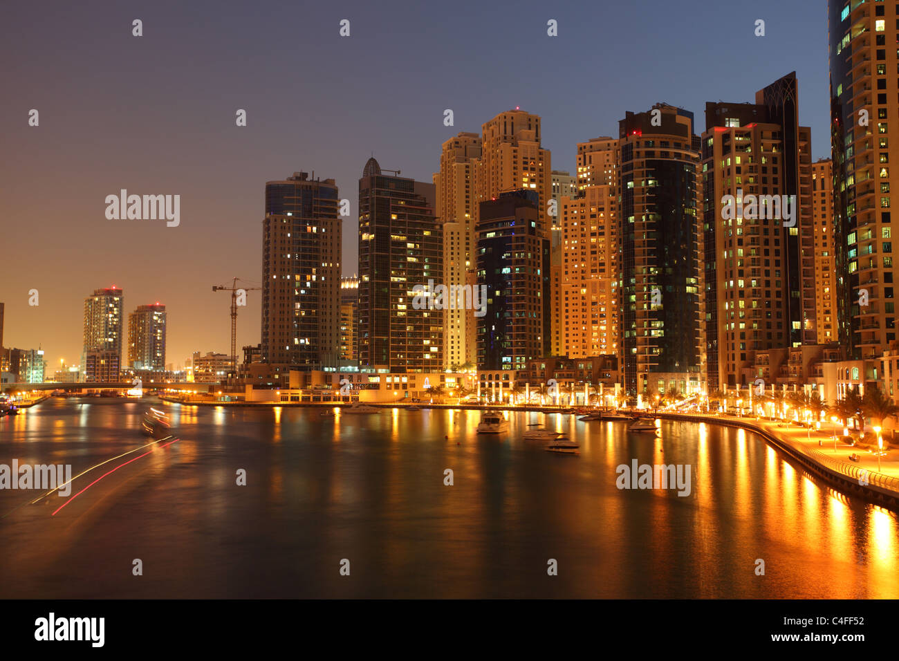 Highrise edifici a Dubai Marina illuminata di notte Foto Stock