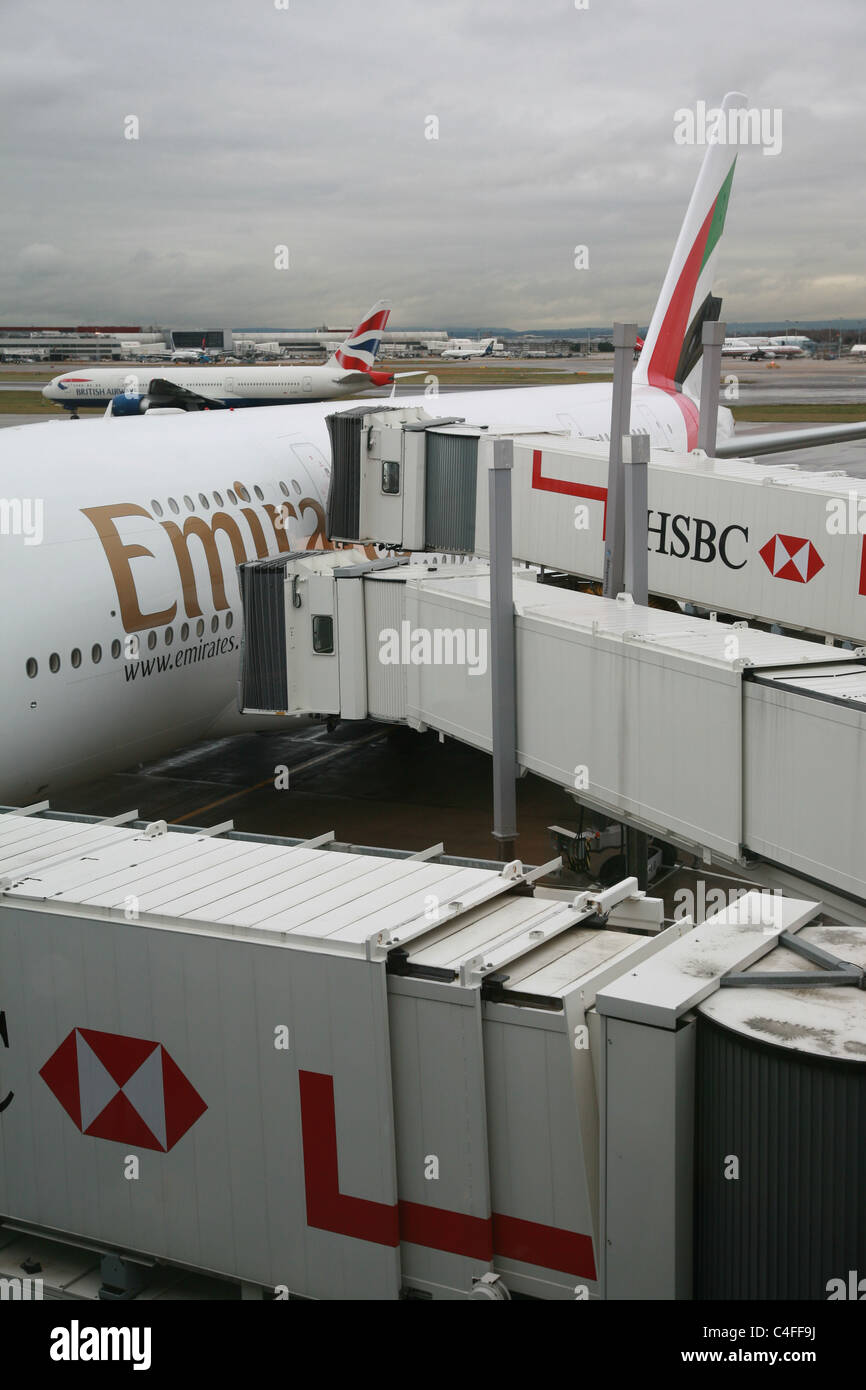 Emirates Airbus A380 Heathrow airport gate Londra Foto Stock