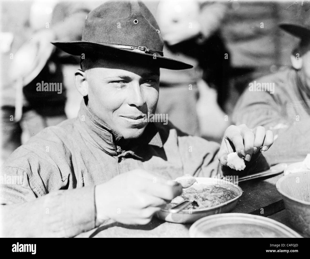 Stati Uniti Soldato dell'esercito di mangiare Foto Stock