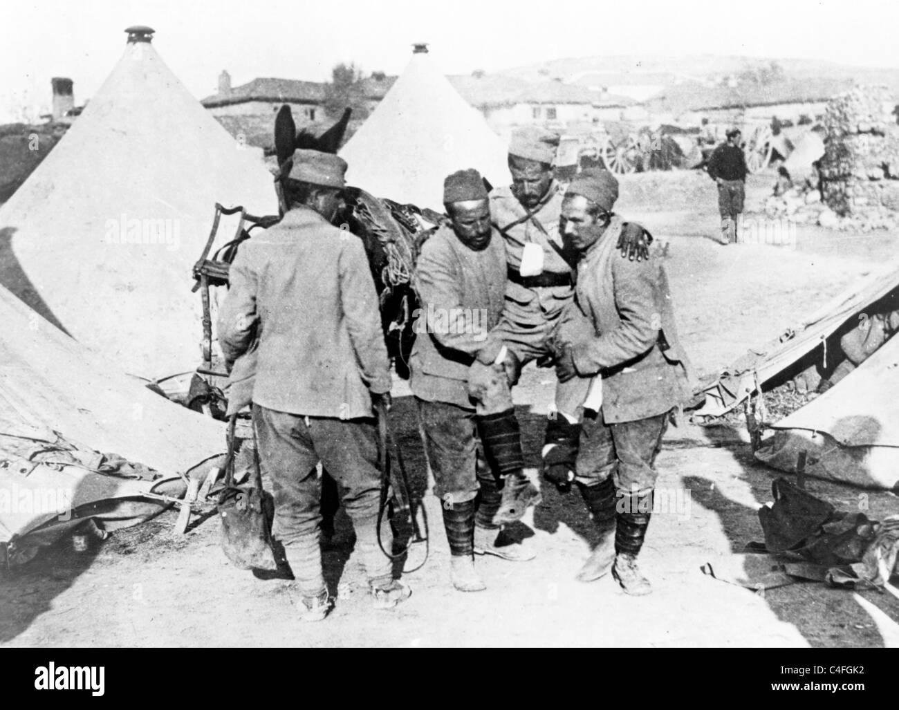Un ferito il serbo essendo portati in una croce rossa di stazione di medicazione sui Balcani linea anteriore, guerra mondiale 1. Foto Stock