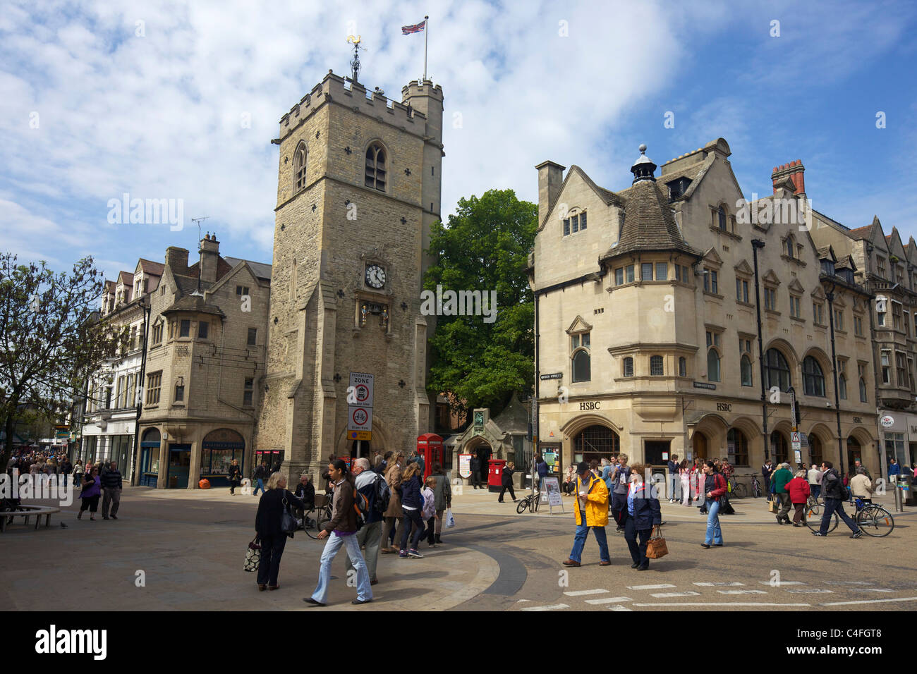 Vista della torre Carfax, St Martin's Church, Queen Street, il centro città di Oxford, Oxfordshire, Inghilterra, UK, Regno Unito, GB, Foto Stock