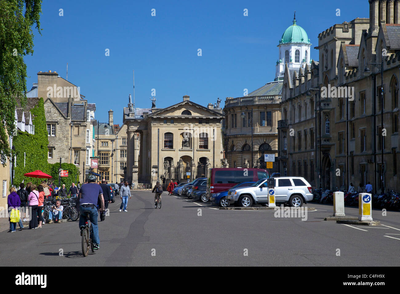 Broad Street guardando al Sheldonian Theatre, Oxford city centre, Oxfordshire, Inghilterra, Regno Unito Regno Unito, GB Gran Bretagna, Foto Stock