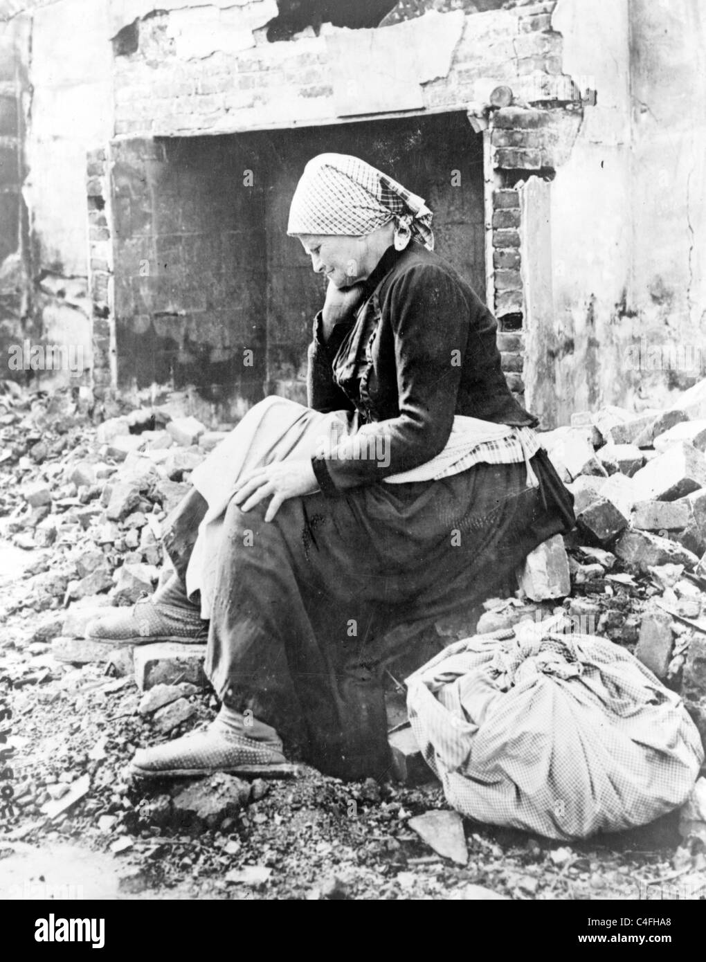 Donna francese ritorna alla sua casa di guerra di trovarlo in rovine. Donna anziana seduti ai resti della sua casa nella regione di somme Foto Stock