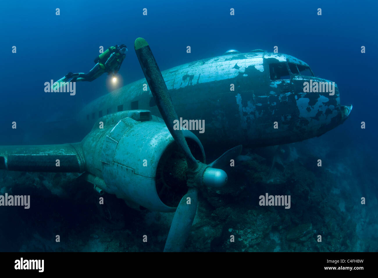 Scuba Diver presso un relitto aereo douglas c 47 dakota, bodrum, Turchia Foto Stock