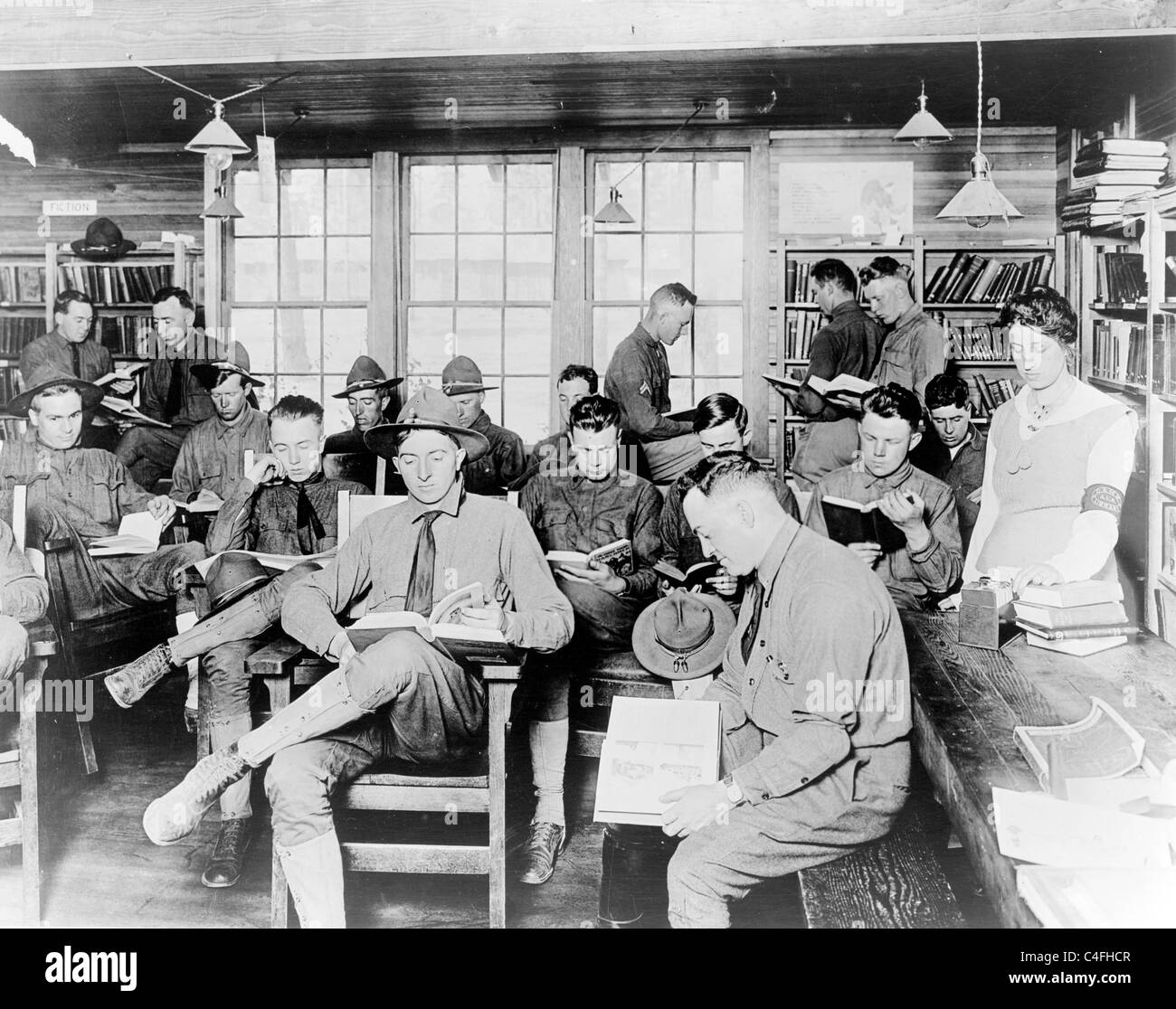 I soldati degli Stati Uniti la lettura di libri in biblioteca YMCA, caserma di Vancouver Foto Stock