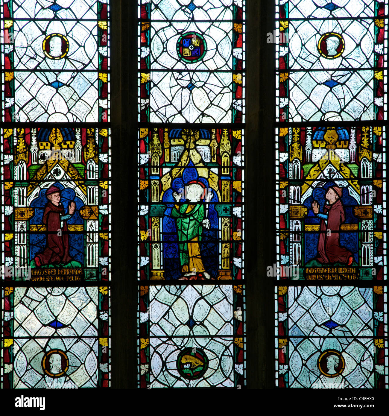 Il XIII e il XIV secolo le finestre di vetro macchiate, Saint con inginocchiato patroni, Merton College Chapel, Università di Oxford, Oxford, Regno Unito Foto Stock