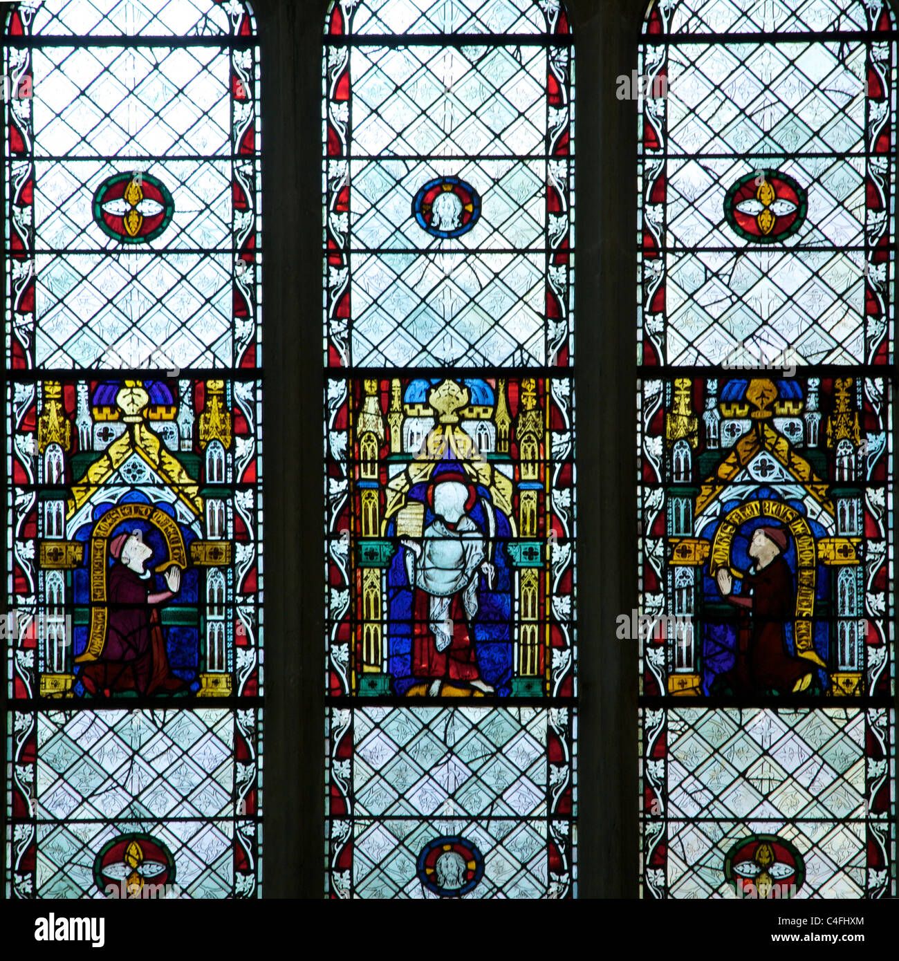 Finestre in vetro colorato del XIII e XIV secolo, Santi con patroni inginocchiati, Merton College Chapel, Oxford University, Oxford, Regno Unito Foto Stock