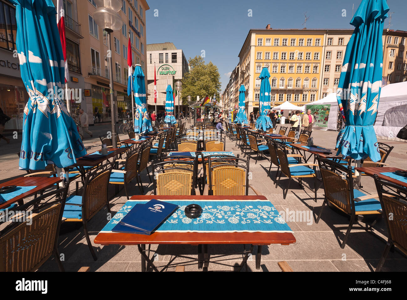 Tabelle configurate per il pranzo con i colori bavaresi in un cafe' all'aperto sulla Marienplatz, la piazza centrale di Monaco di Baviera, Germania. Foto Stock