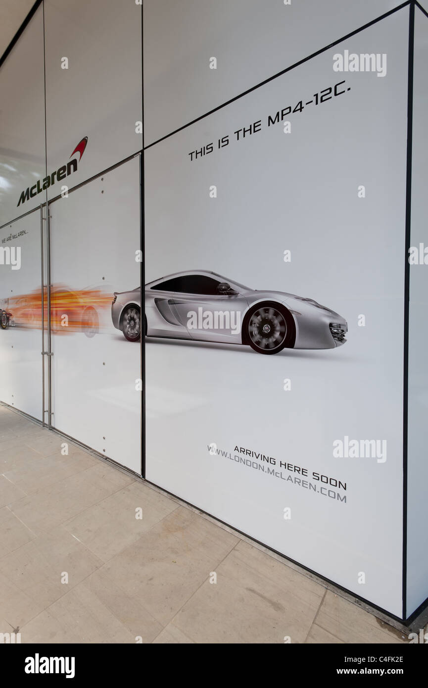 Showroom McLaren con finestra grafico che mostra la nuova McLaren MP4-12C. Foto Stock