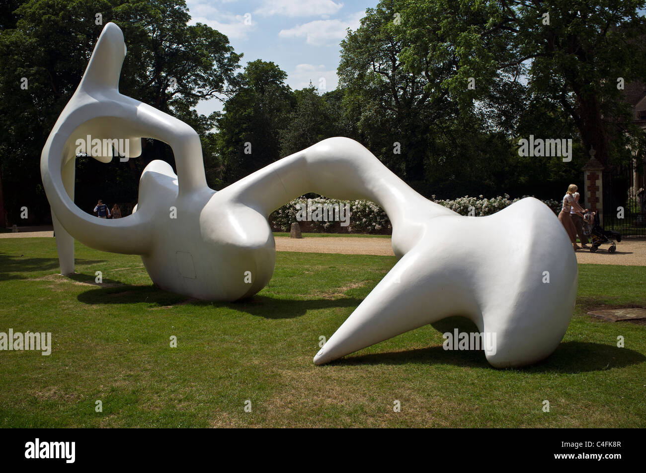 "Grande figura distesa' Henry Moore scultura, Hatfield House Foto Stock
