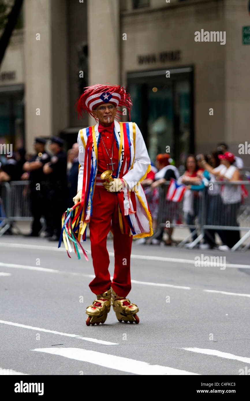 Uomo su pattini a rotelle in 54th annuale di Puerto Rican parata del giorno di Domenica, 12 giugno 2011 sulla Fifth Avenue a New York City Foto Stock