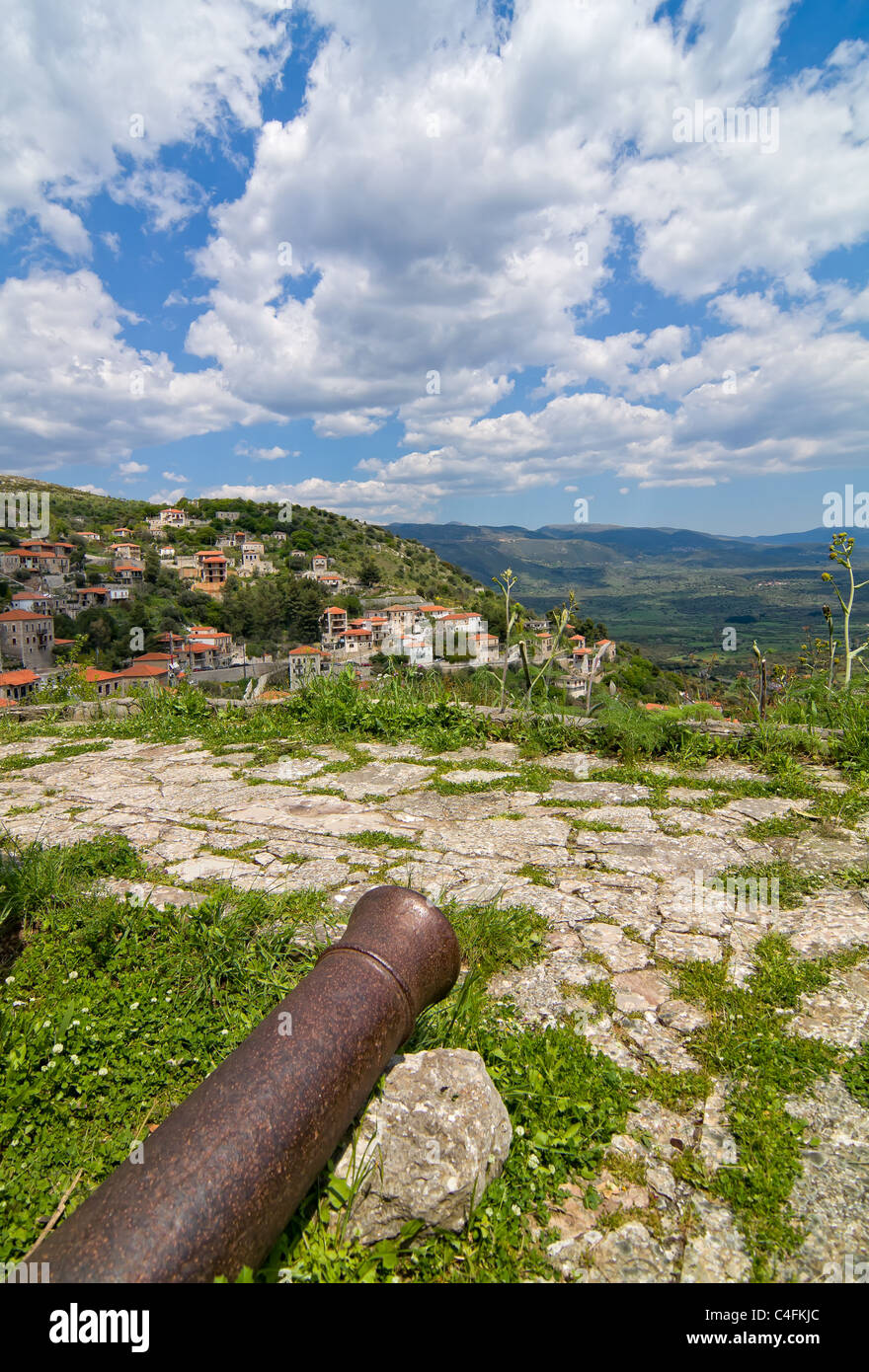 Vecchio arrugginito canon con il villaggio di Karytaina in background in Grecia Foto Stock