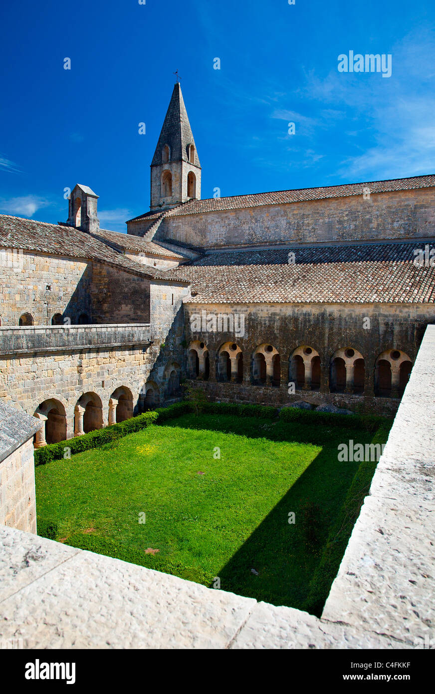 Francia, Var (83), Le Thoronet Abbazia cistercense, il chiostro Foto Stock