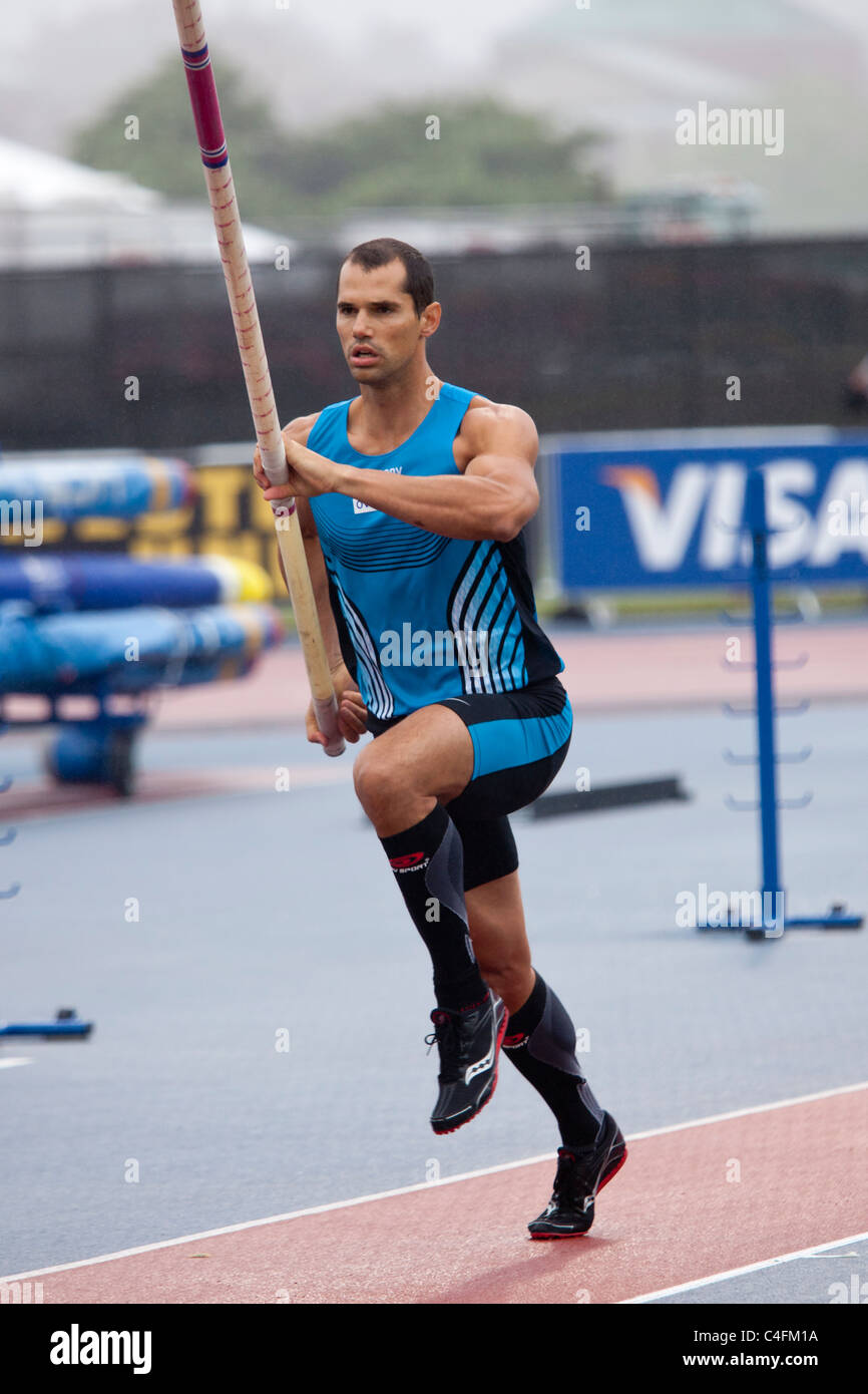 Romain Mesnil (FRA) concorrenti negli uomini della pole vault al 2011 NEW YORK Grand Prix via e nel campo della concorrenza. Foto Stock