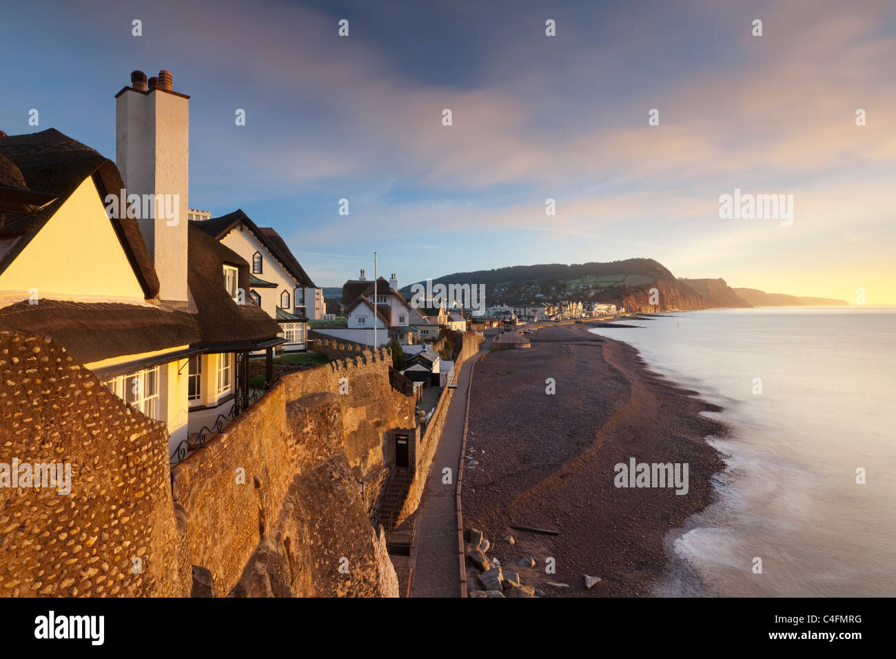Vista delle case che si affacciano su Sidmouth lungomare a Sidmouth, nel Devon, in Inghilterra. Inverno (febbraio) 2011. Foto Stock