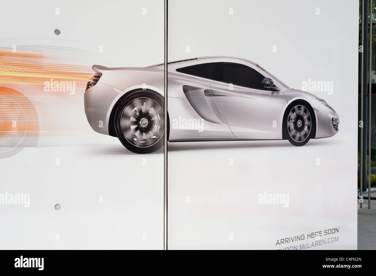 Showroom McLaren con finestra grafico che mostra la nuova McLaren MP4-12C. Foto Stock