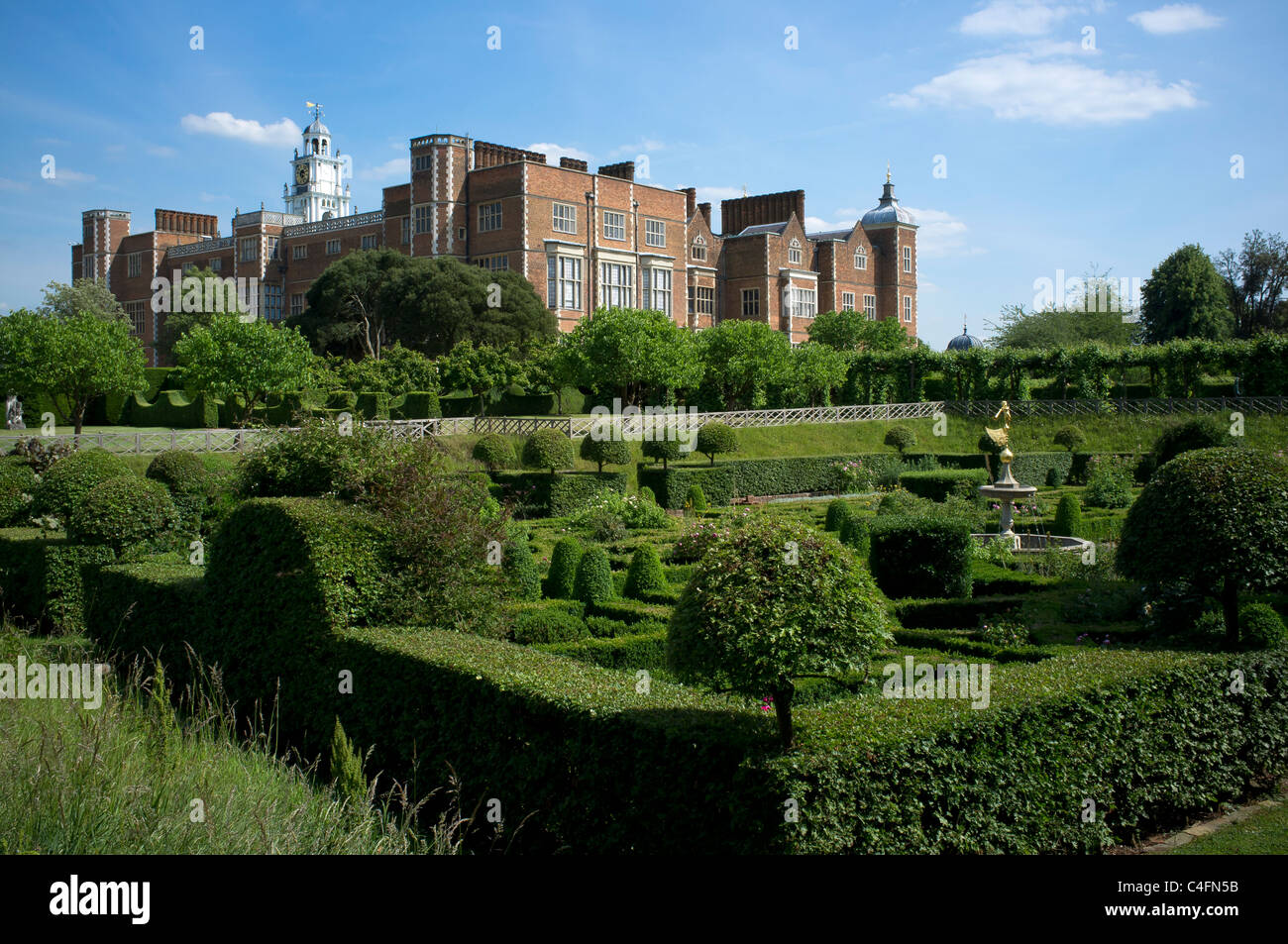 Hatfield House con Knot Garden in primo piano. Foto Stock