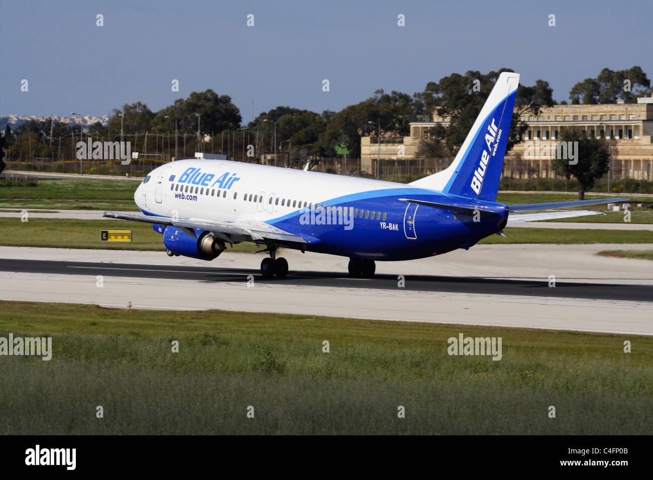 Blue Air Boeing 737-400 al decollo Foto Stock