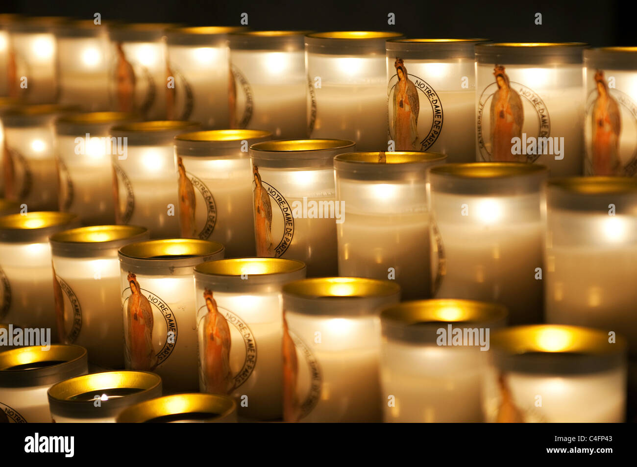 Candele in Notre Dame de Paris Foto Stock