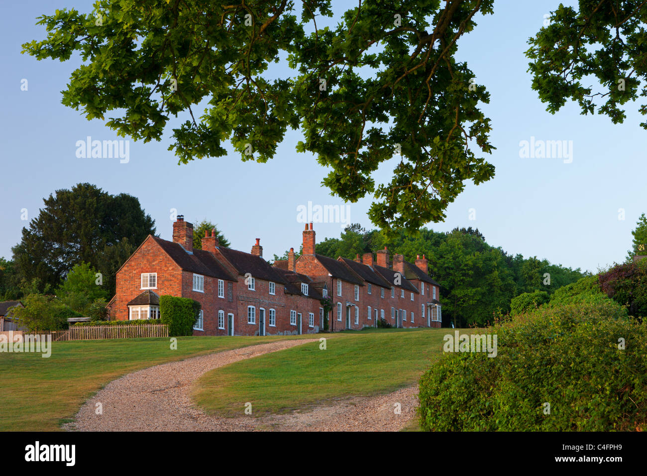 Case vacanze nel pittoresco borgo di scudi duro sulle rive del fiume Beaulieu, New Forest National Park, Hampshire, Eng Foto Stock Case vacanze nel pittoresco borgo di scudi duro sulle rive del fiume Beaulieu, New Forest National Park, Hampshire, Eng Foto Stock