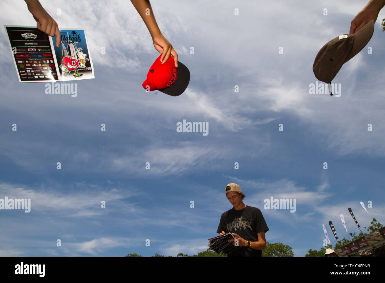 Lo skater professionista Ryan Decenzo firma autografi per i fan all'2011 Maloof Money Cup Foto Stock