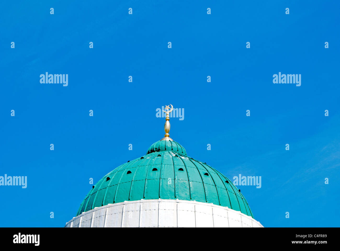 La Verde e bianca cupola di una moschea nel West Yorkshire sotto un cielo blu Foto Stock