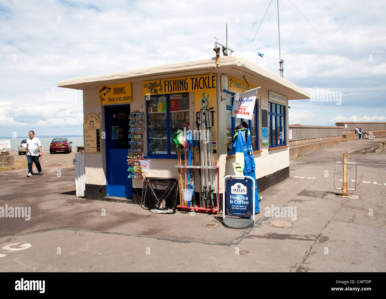 Fishing Tackle shop e la capitaneria di porto su minehead harbour SOMERSET REGNO UNITO Foto Stock