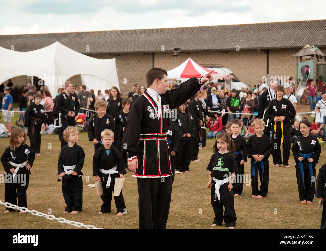 I bambini in una dimostrazione della Korean arte marziale di Kuk Sool ha vinto, Newmarket carnevale, Suffolk REGNO UNITO Foto Stock