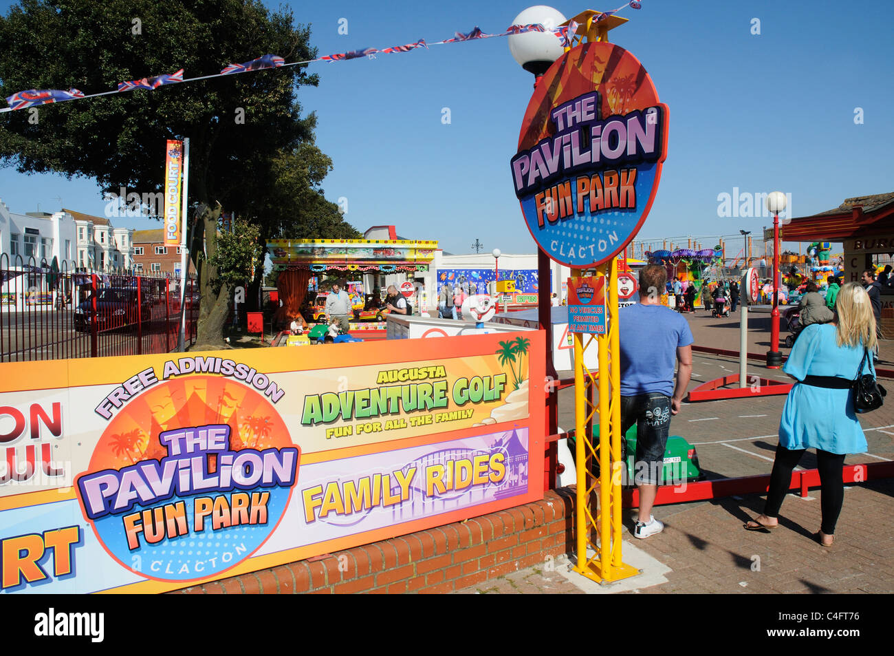 I bambini di corse al Padiglione Fun Park in Clacton in Essex Foto Stock