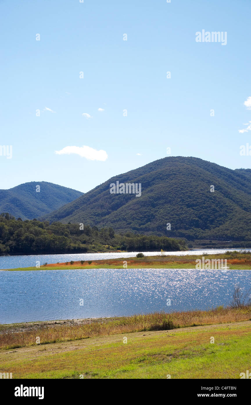 Jounama Pondage a Talbingo, montagne innevate, Nuovo Galles del Sud, Australia Foto Stock