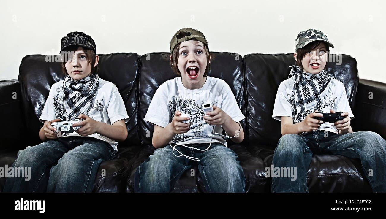 Adolescente bambino Giocare Wii Xbox 360 e PS3/PS4 Foto Stock