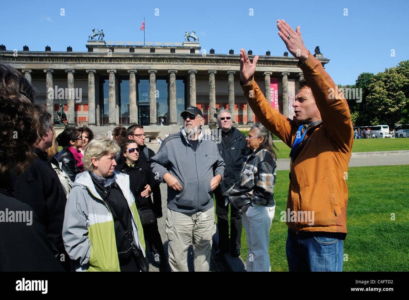 Una guida turistica e il gruppo di fronte all'Altes Museum di Berlino Foto Stock
