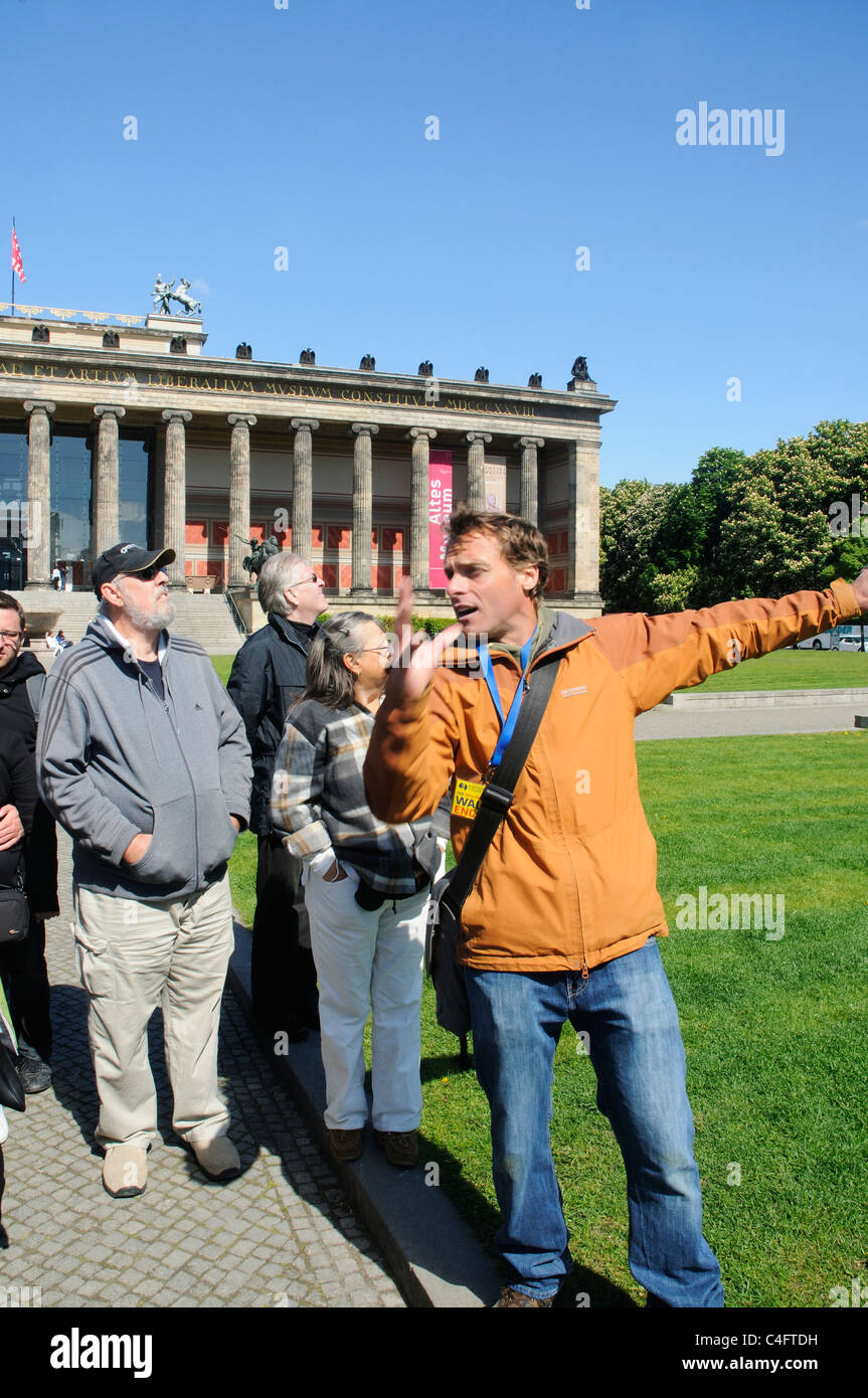 Una guida turistica e il gruppo di fronte all'Altes Museum di Berlino Foto Stock