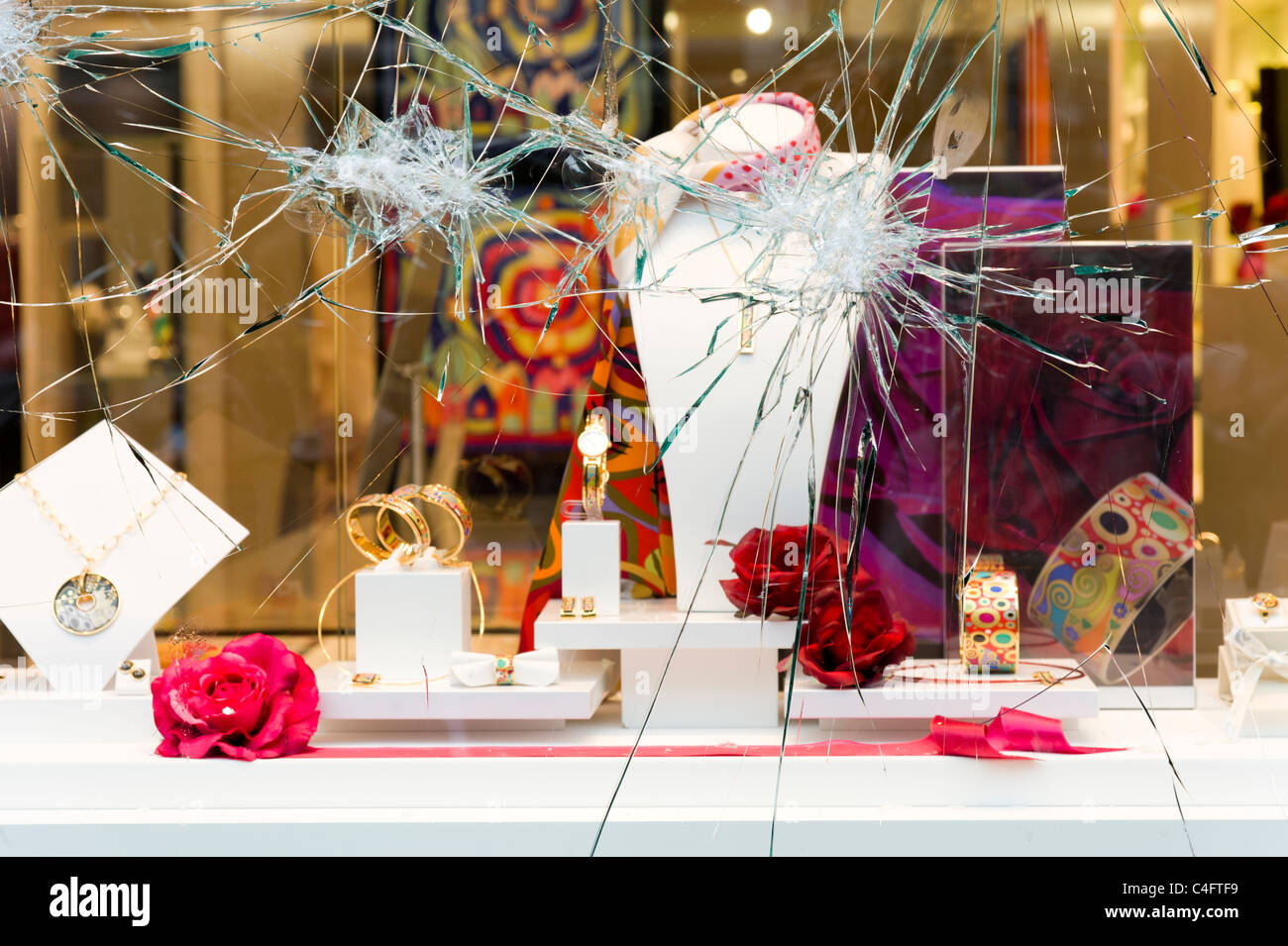 Soggetto ad atti vandalici vetrina, London, Regno Unito Foto Stock