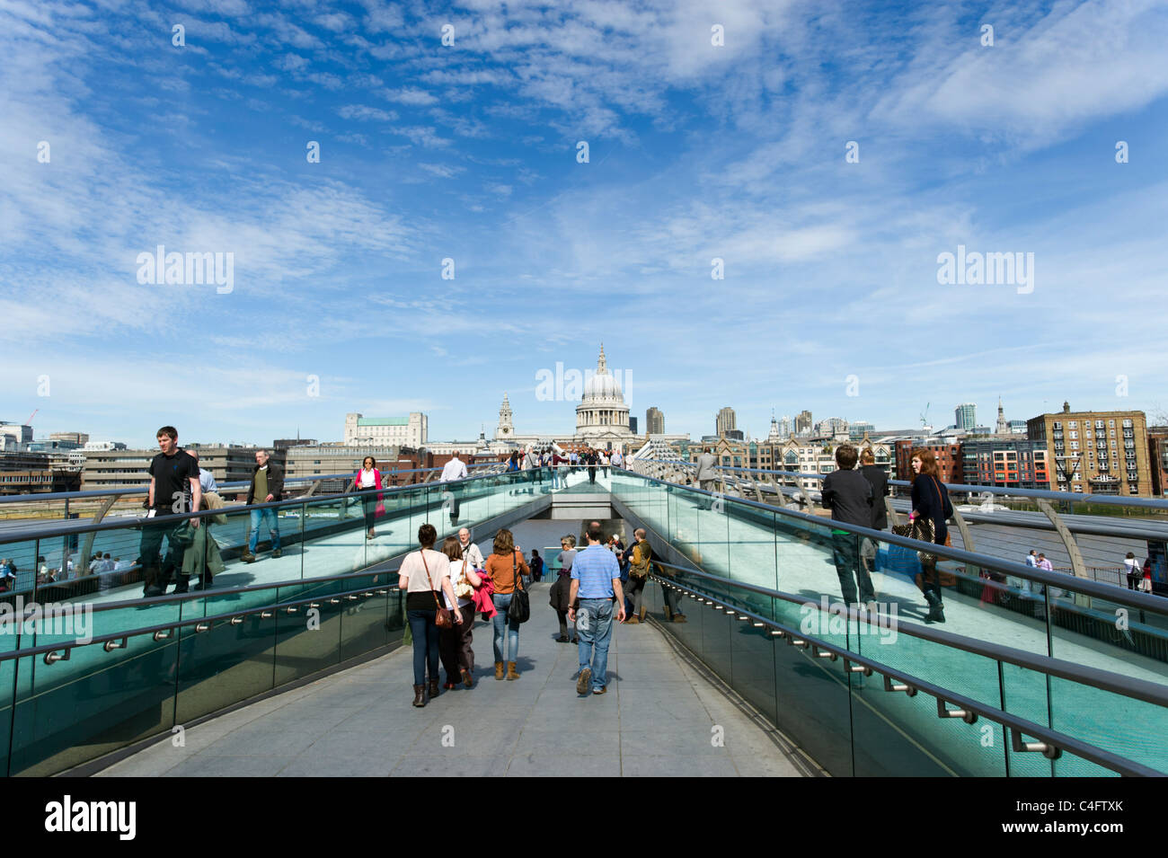 Attraversando il Millennium Bridge, London, Regno Unito Foto Stock