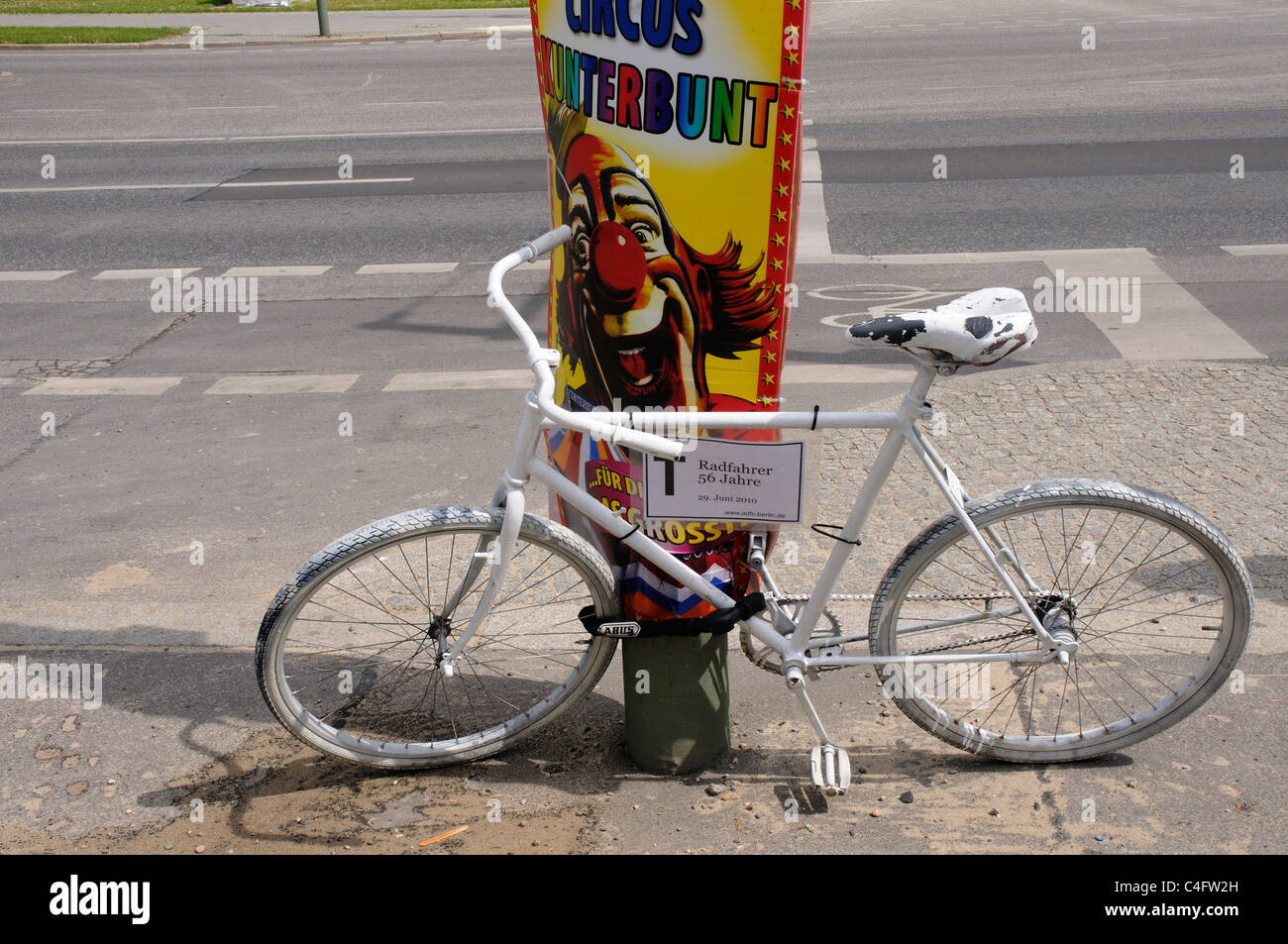 Un dipinto di bianco di bicicletta per contrassegnare il punto in cui un ciclista morto a Berlino Foto Stock