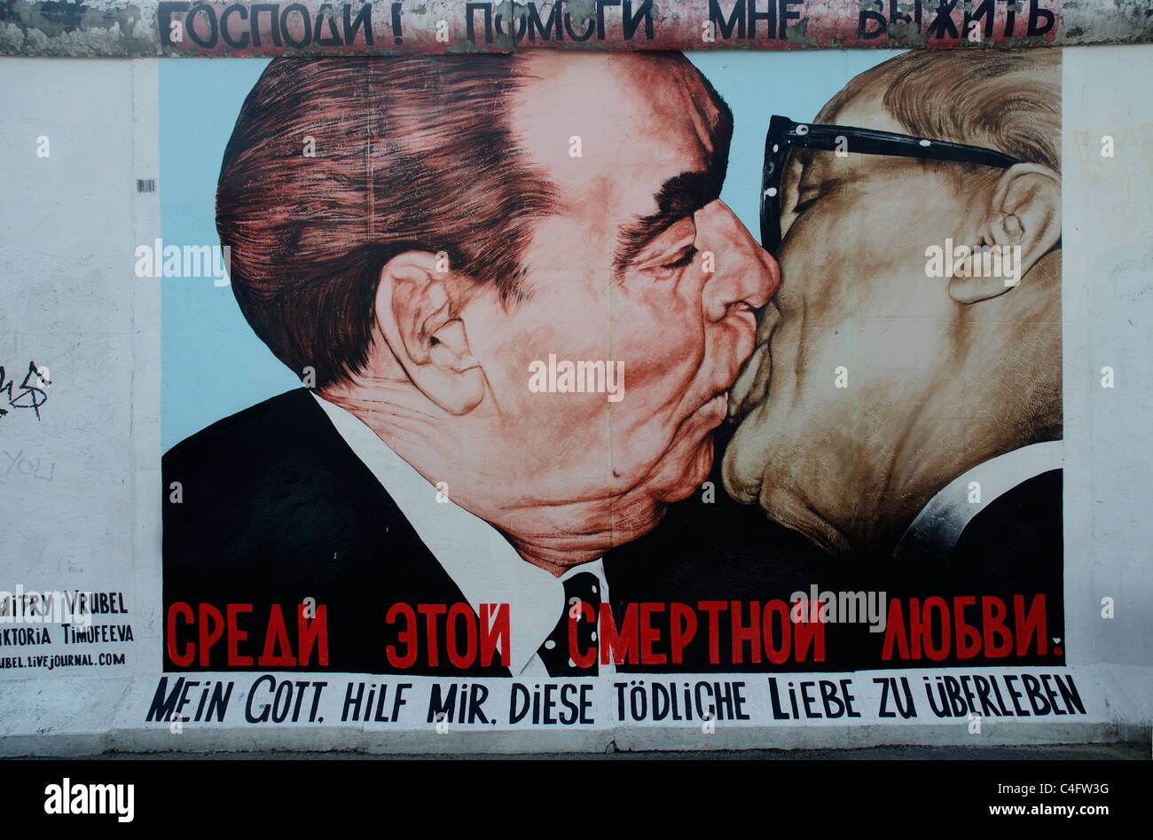 Il famoso dipinto di Honecker Brezhnev e baciare francese sul muro di Berlino a Eastside Gallery Berlin Foto Stock