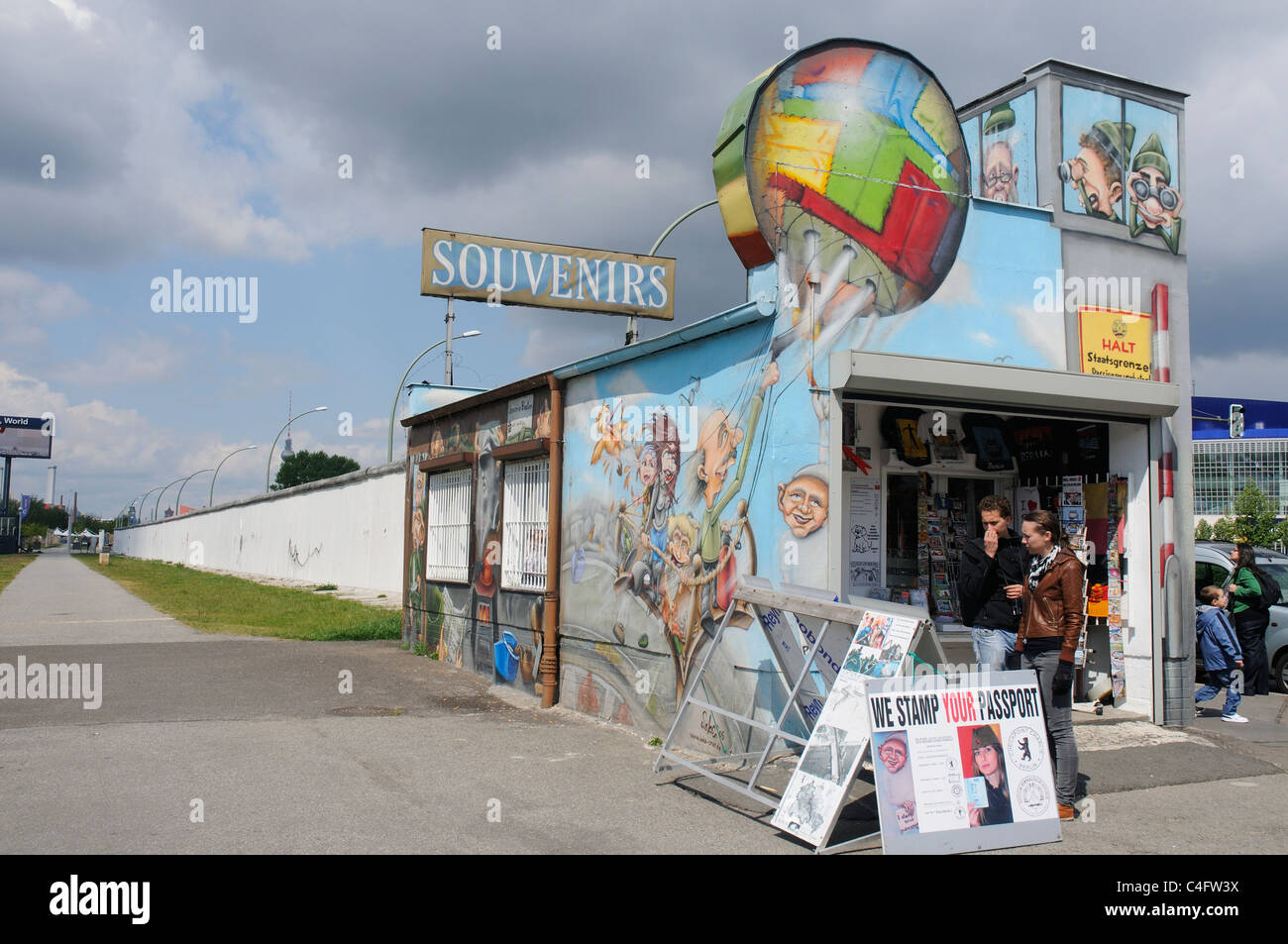 Un muro di Berlino in un negozio di souvenir alla fine della East Side Gallery Foto Stock