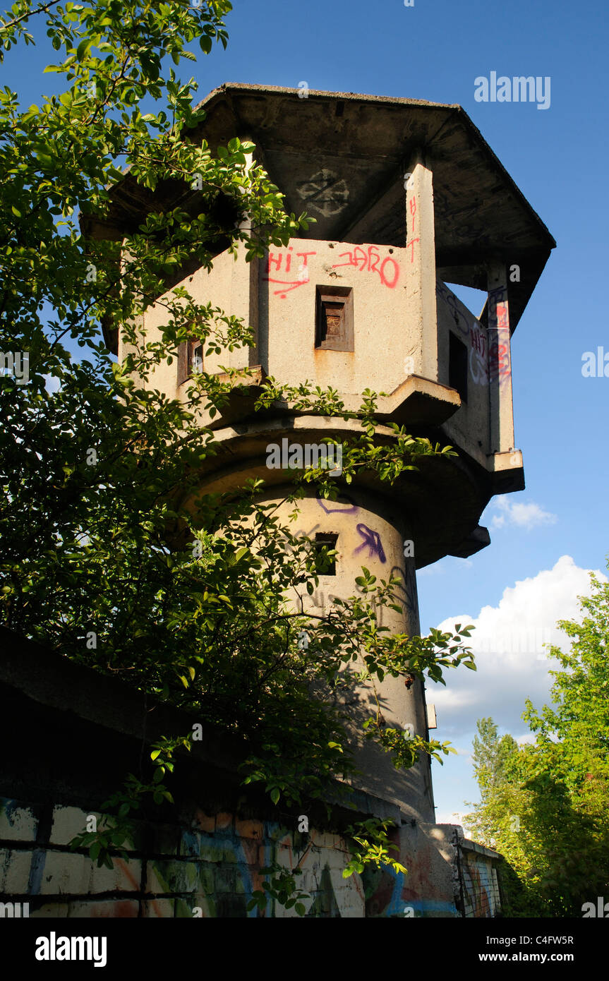 Una torre di avvistamento abbandonati nella ex Berlino Est Foto Stock