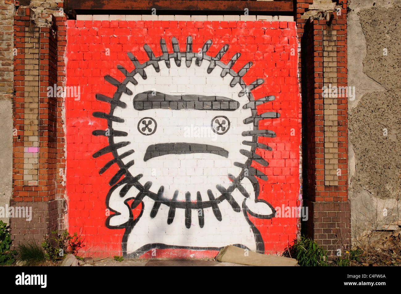 Graffiti su un magazzino abbandonato nella ex Berlino Est Foto Stock