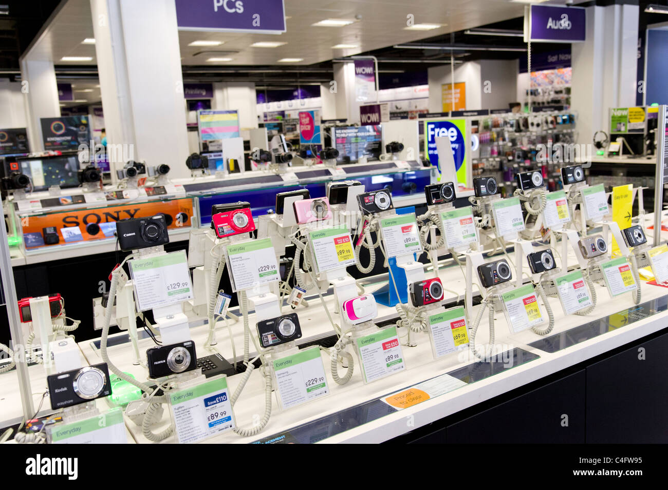 Fotocamere digitali compatte in PC World, London, Regno Unito Foto Stock
