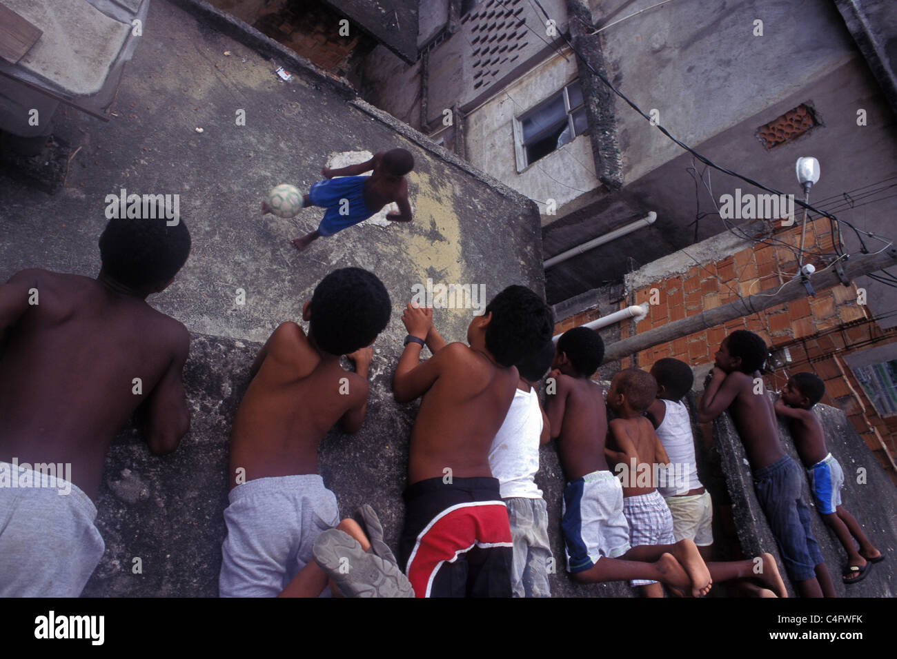 I bambini giocano a calcio su una lastra di casa a Morro da Mangueira, a Rio de Janeiro favela, Brasile. Foto Stock