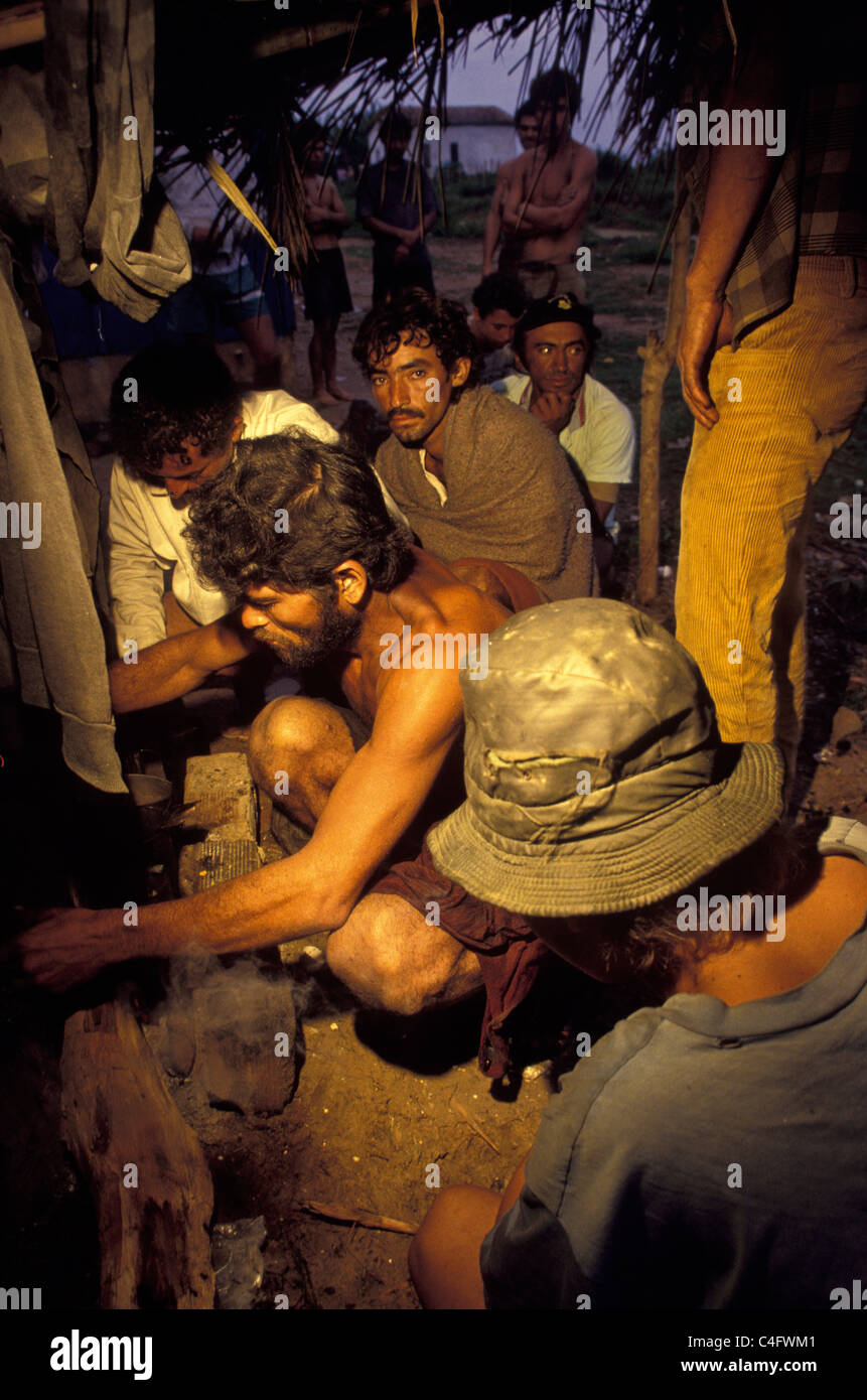 Moderna schiavitù in Brasile, zucchero e impianto di etanolo in stato di Bahia. Tagliatori di canna da zucchero nella presentazione all'alba improvvisando una stufa Foto Stock