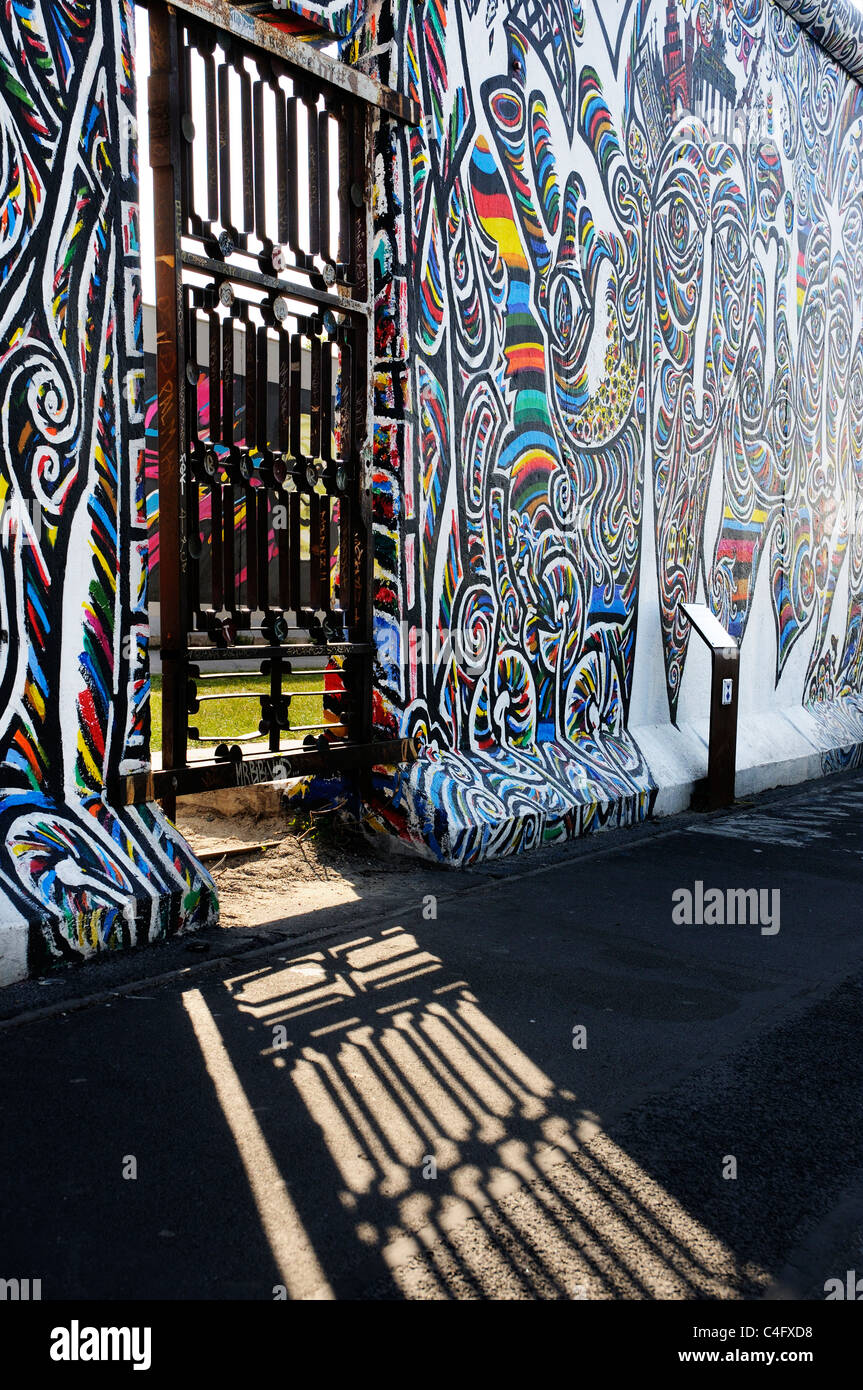 Una porta nel muro di Berlino presso la Galleria Eastside Foto Stock