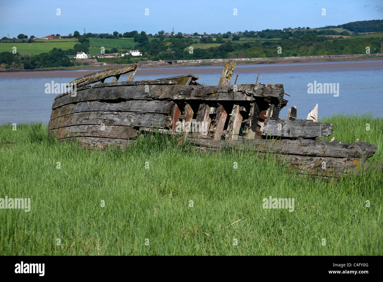 Chiatte distrutto nei pressi del villaggio di Purton Gloucestershire, sulle rive del fiume Severn Foto Stock