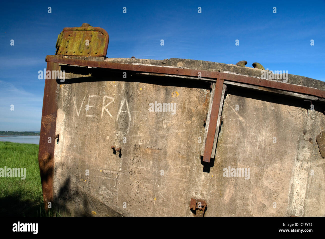 Chiatte distrutto nei pressi del villaggio di Purton Gloucestershire, sulle rive del fiume Severn Foto Stock