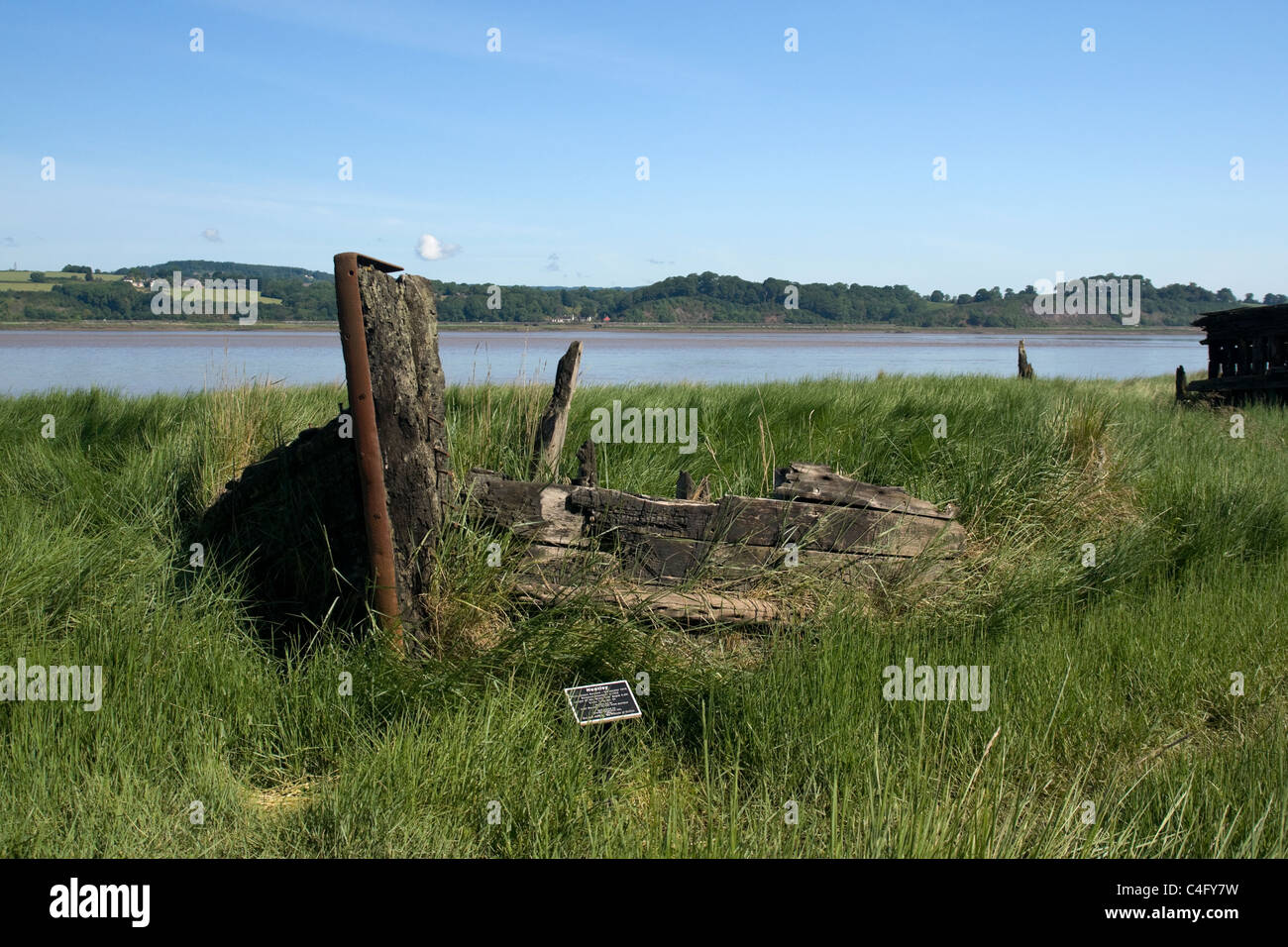 Chiatte distrutto nei pressi del villaggio di Purton Gloucestershire, sulle rive del fiume Severn Foto Stock