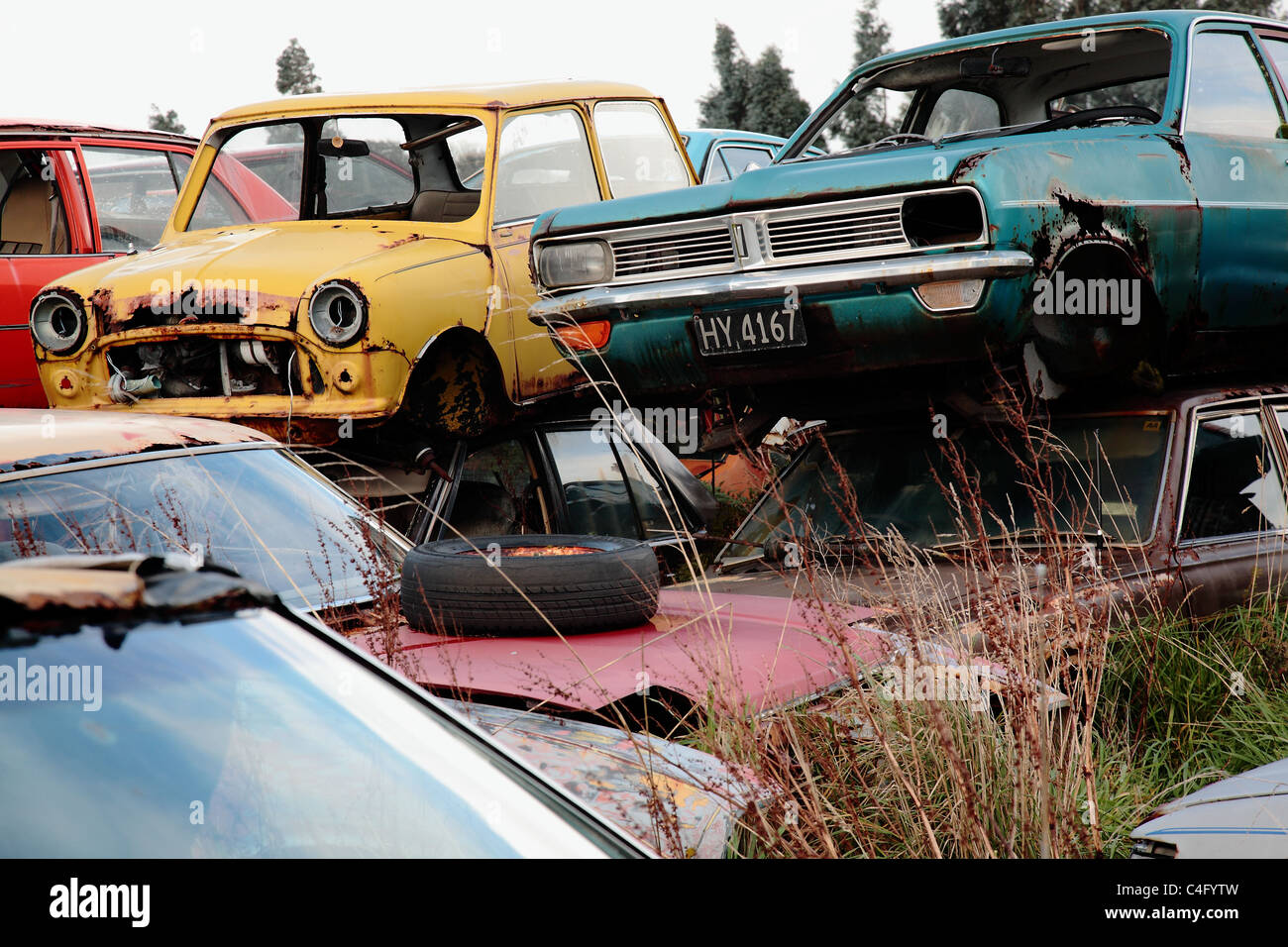 Un vecchio arrugginito auto presso un cantiere di scarto in Invercargill, Nuova Zelanda Foto Stock