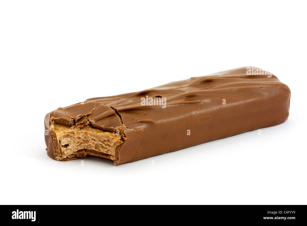 Ricoperta di cioccolato e caramello torrone bar isolato su bianco con un morso mancante Foto Stock