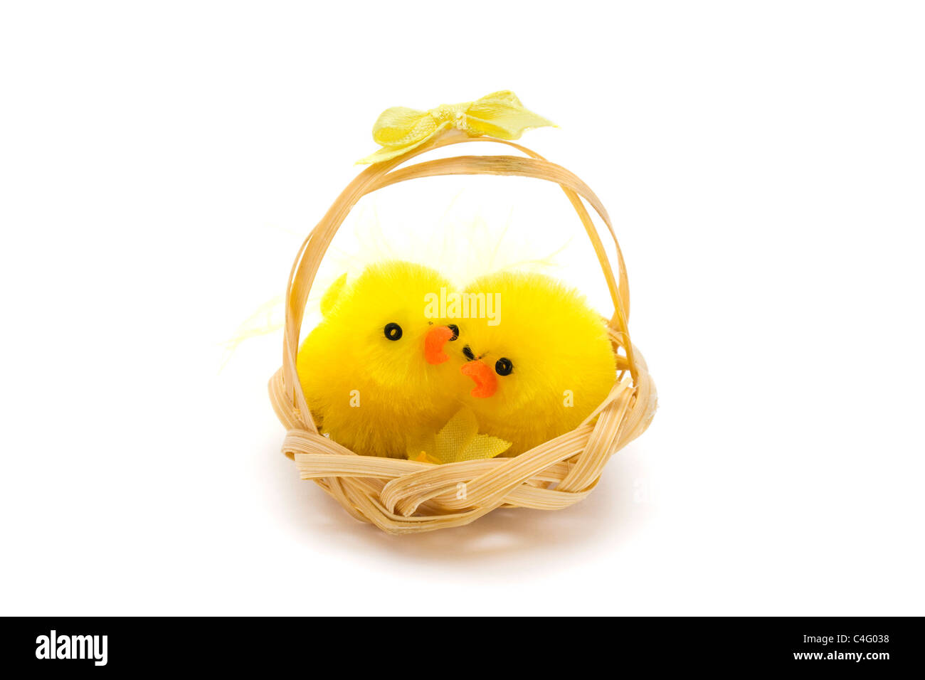 Due pulcini di pasqua in un cesto su bianco Foto Stock